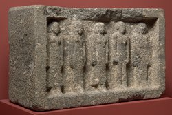 Nischenblock mit fünf Figuren