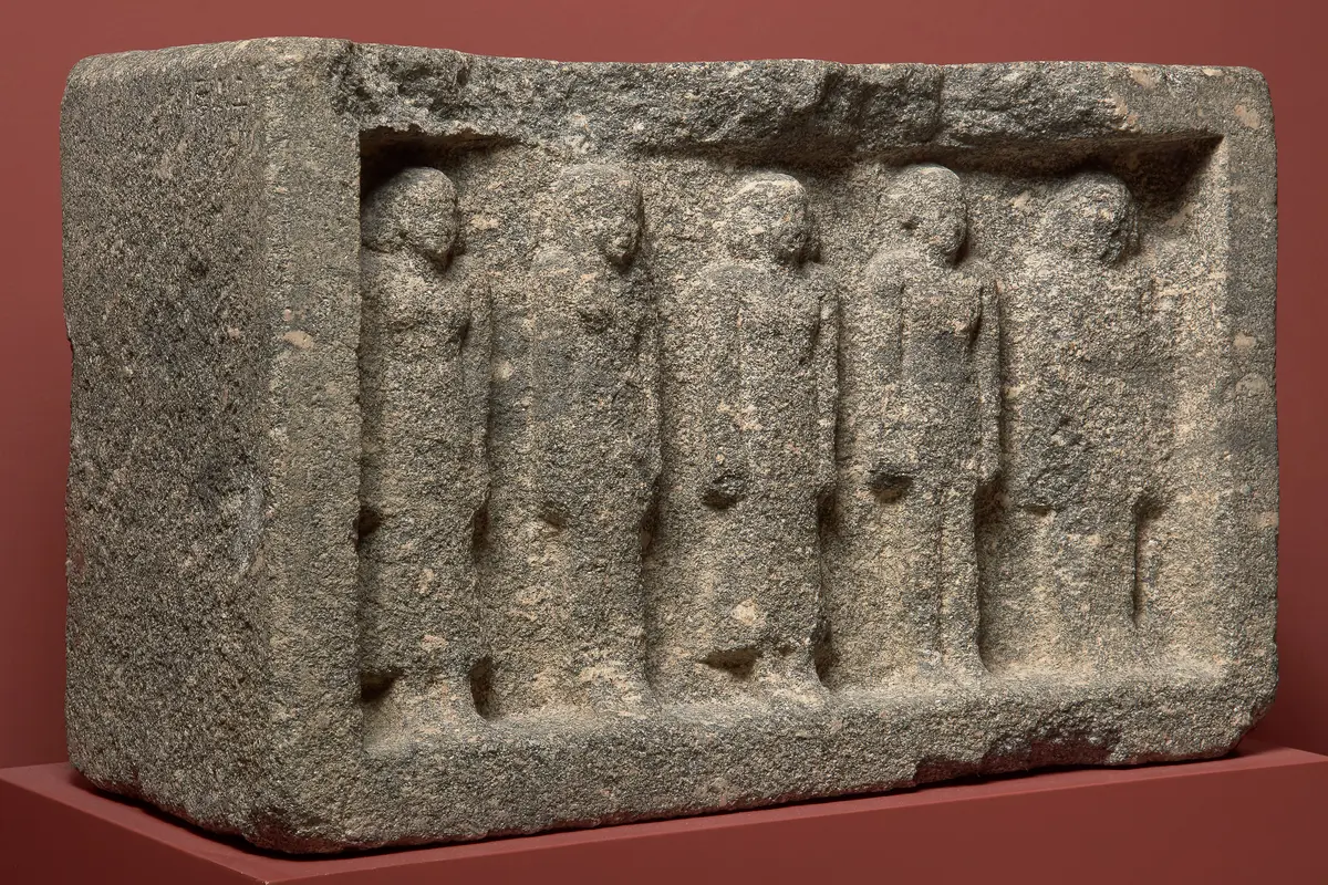 Nischenblock mit fünf Figuren