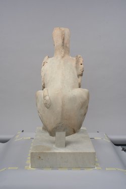 Sitzende Sphinx mit Greifenkopf