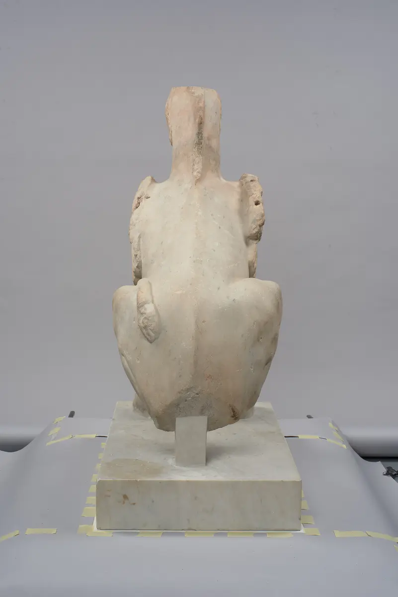 Sitzende Sphinx mit Greifenkopf