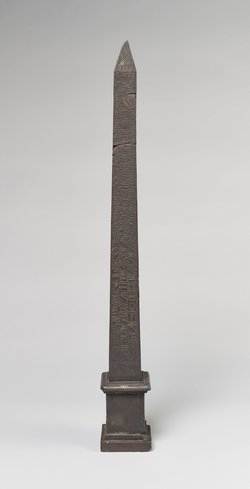 Miniaturnachbildung eines Obelisken von Thutmosis III. aus Karnak