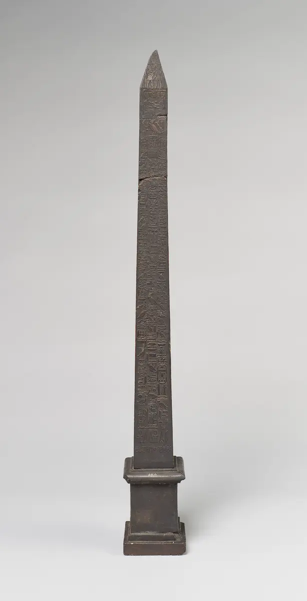 Miniaturnachbildung eines Obelisken von Thutmosis III. aus Karnak