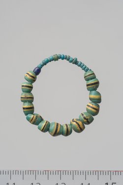 Kleine Kette aus Glasperlen