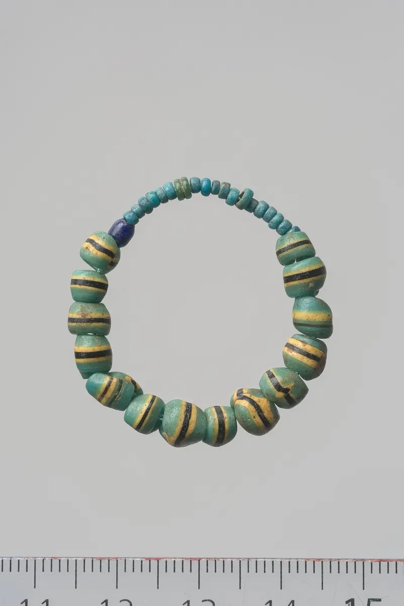 Kleine Kette aus Glasperlen