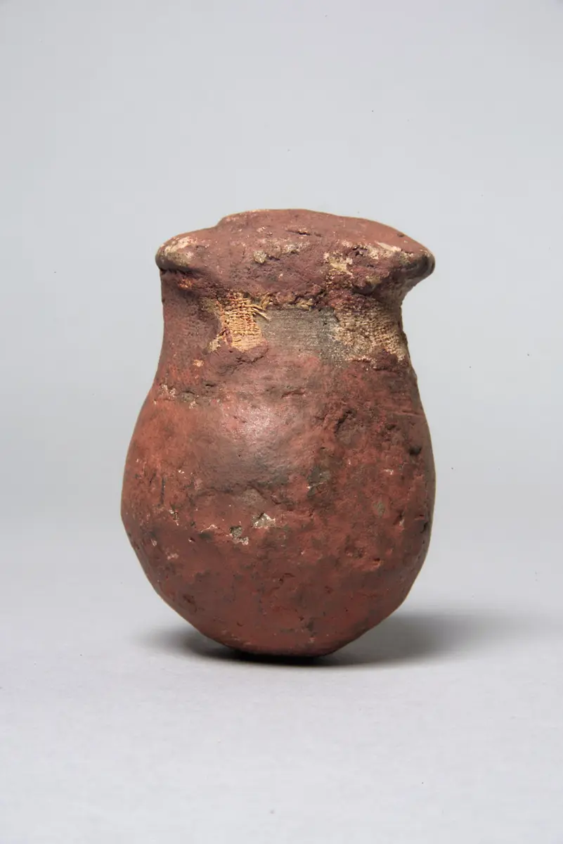 Kleine Vase mit gesiegeltem Schlammverschluß