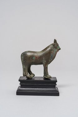 Stehender Apis-Stier
