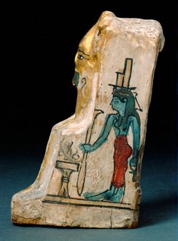 Obeliskenförmiger Behälter mit Osirisfigur