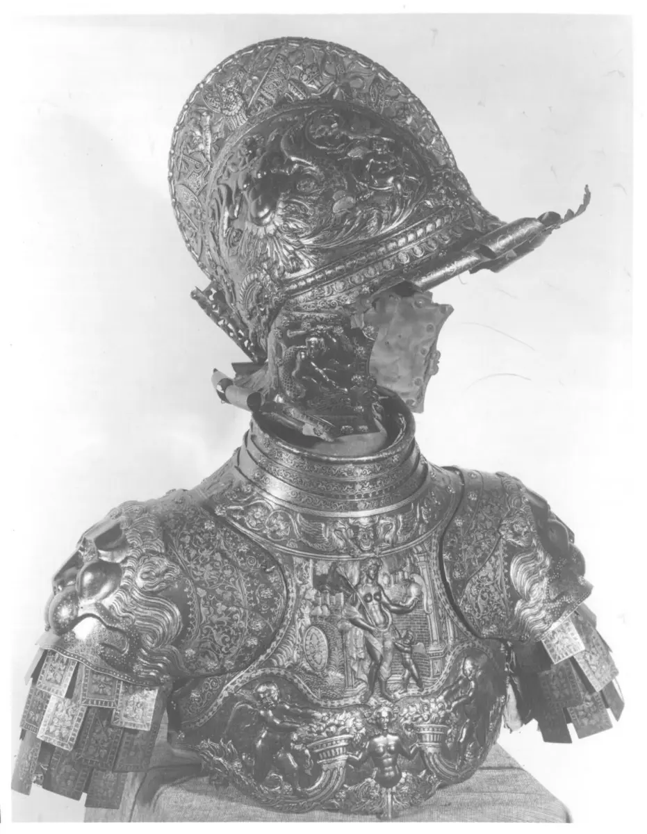 Brustharnisch mit Helm im Profil