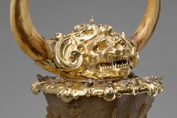 Deckelpokal aus Rhinozeroshorn mit Warzenschweinhauern
