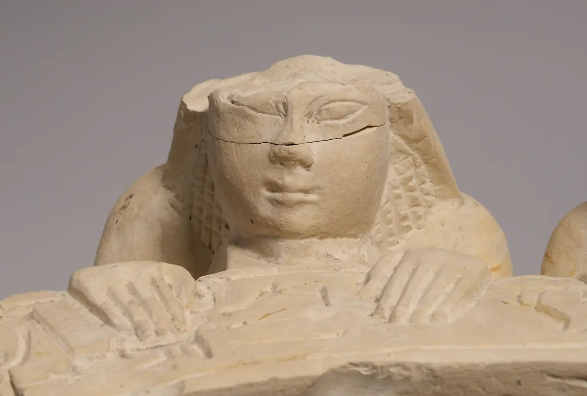 Fragment eines Hathorbeckens mit zwei Stifterfiguren