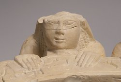 Fragment eines Hathorbeckens mit zwei Stifterfiguren