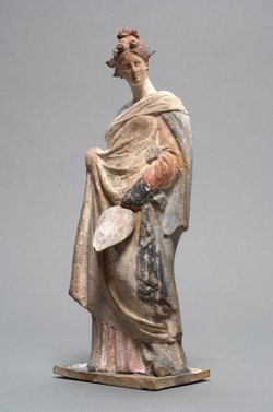 Stehende Frau mit Fächer