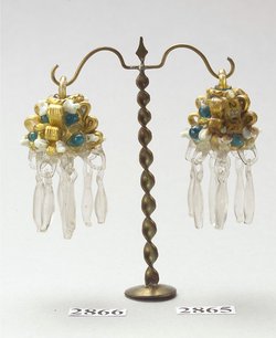 Ohrgehänge mit haferkornartigen Anhängseln aus Glas 