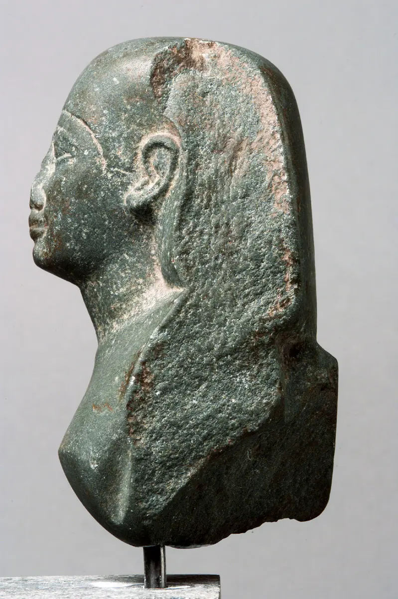 Fragmentierte Büste der Statuette eines Mannes