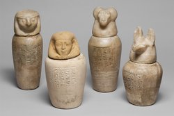 Kanope der Tjes-bastet-peret mit Deckel in Form eines Schakalkopfes