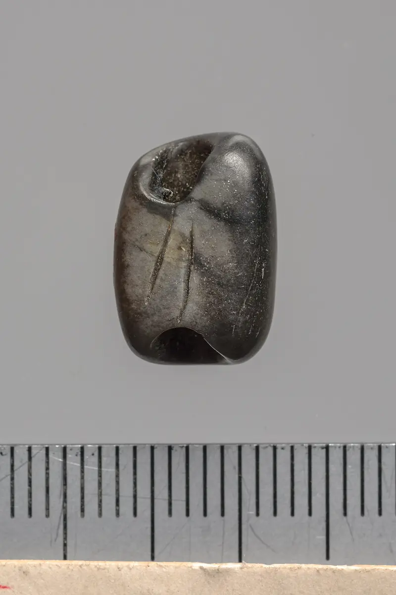 Siegelamulett, längs durchbohrt