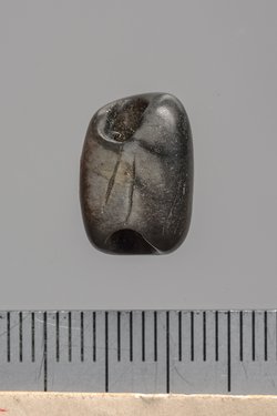 Siegelamulett, längs durchbohrt