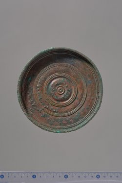 Teile eines Klappspiegels: Reliefapplik mit Aphrodite und Adonis, Deckel, Unterteil, Fragmente