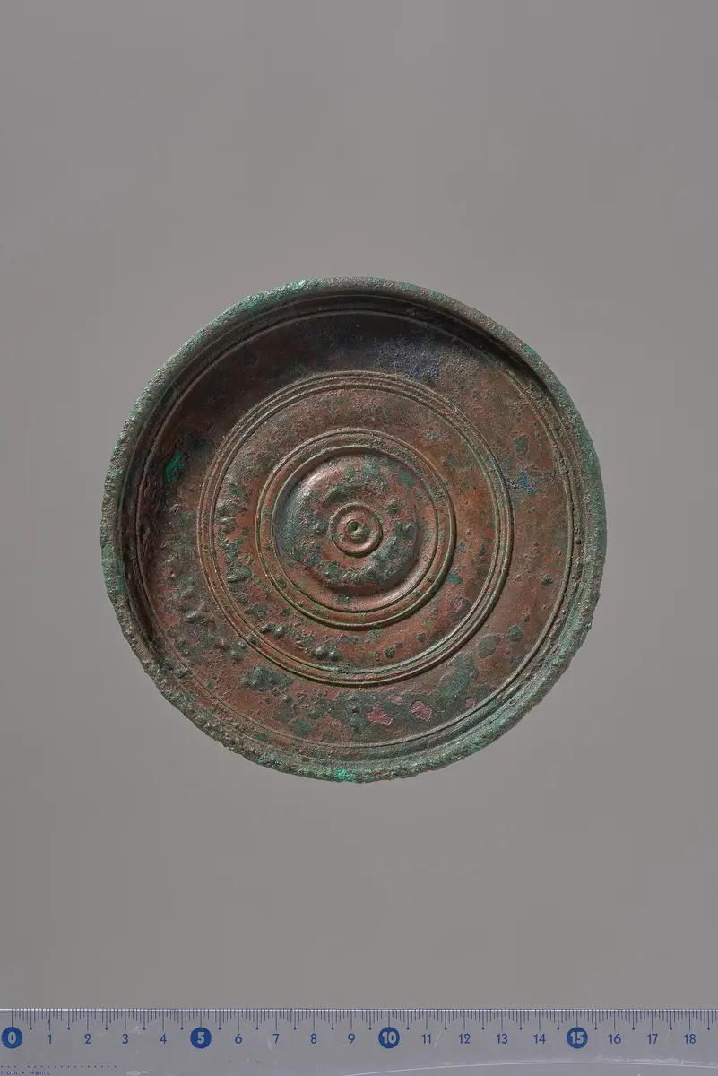 Teile eines Klappspiegels: Reliefapplik mit Aphrodite und Adonis, Deckel, Unterteil, Fragmente