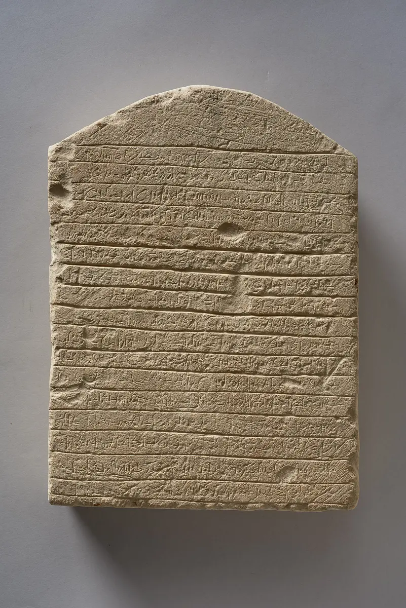 Apis-Stele mit demotischer Inschrift