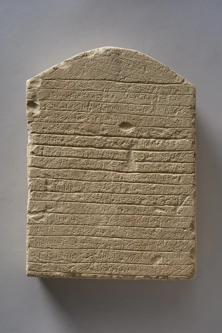 Apis-Stele mit demotischer Inschrift