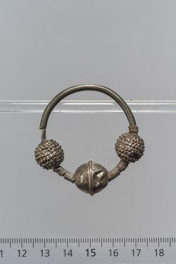 Ohrring mit kugelförmigen Ziergliedern