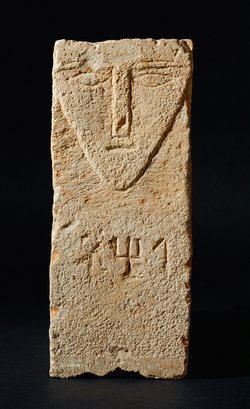 Gesichtsstele mit Inschrift