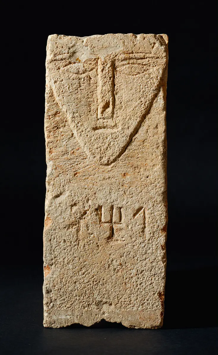 Gesichtsstele mit Inschrift