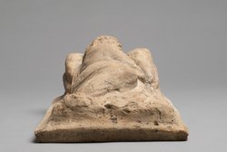 Deckel einer Aschenurne: Liegende Frau