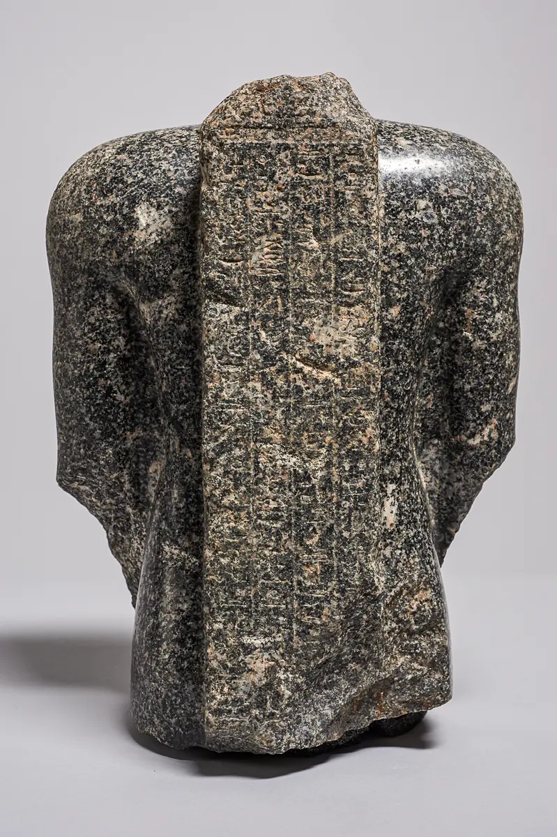 Torso einer stehenden (naophoren) Statue des Tsai-an-em-her-imu