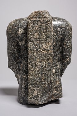 Torso einer stehenden (naophoren) Statue des Tsai-an-em-her-imu