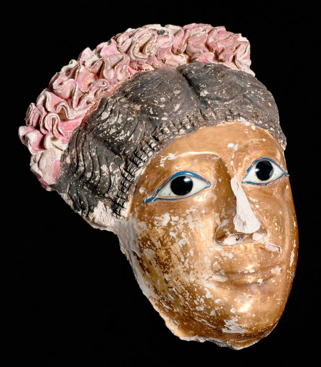 Kopf einer weiblichen Mumienmaske