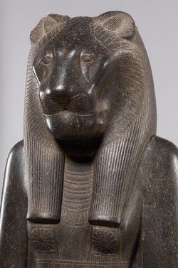 Sitzstatue der Göttin Sachmet