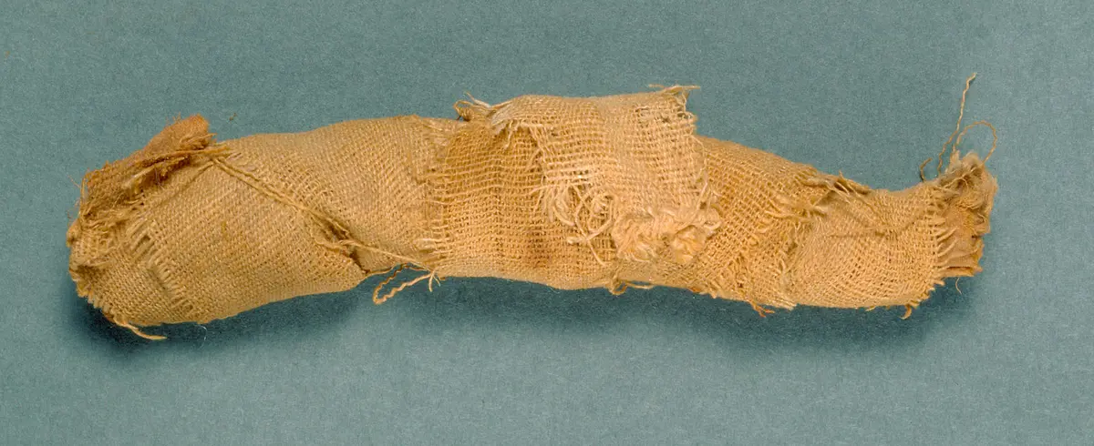 Obeliskenförmiger Behälter mit Osirisfigur
