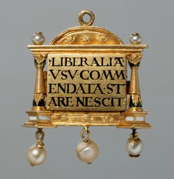 Anhänger in Tabernakelform