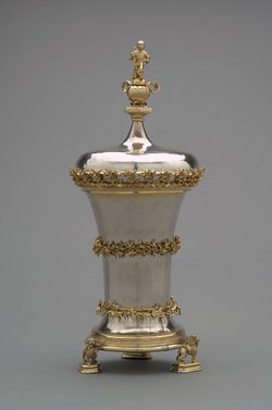 Deckelbecher bekrönt von der Figur eines Bauern mit einer Keule