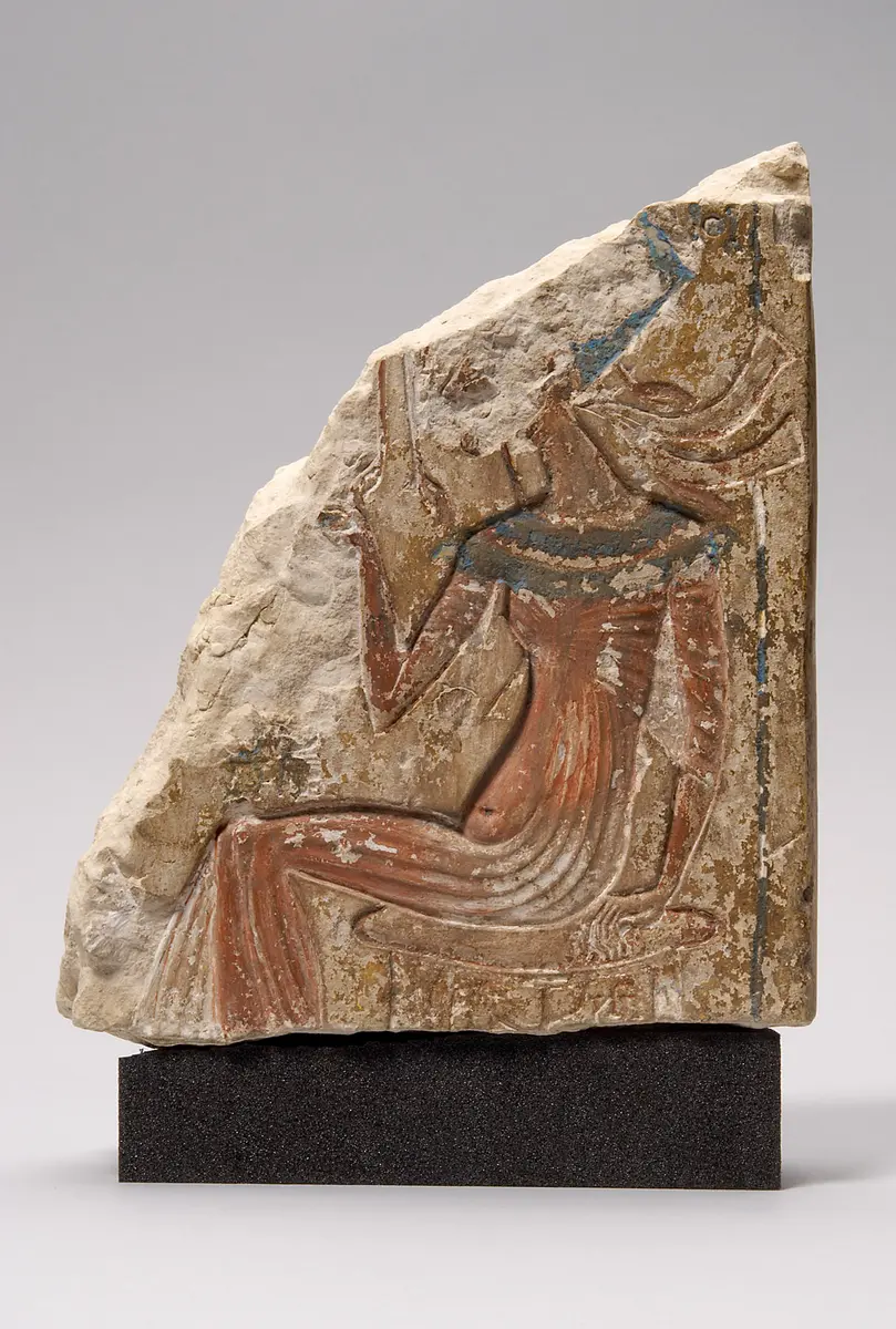 Fragmentierter Hausaltar mit Echnaton unter der Strahlensonne