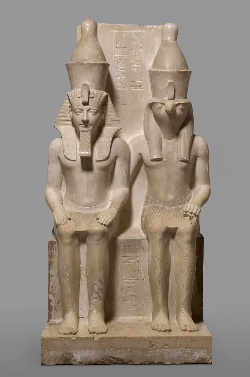 Statuengruppe des Gottes Horus und des Königs Haremhab