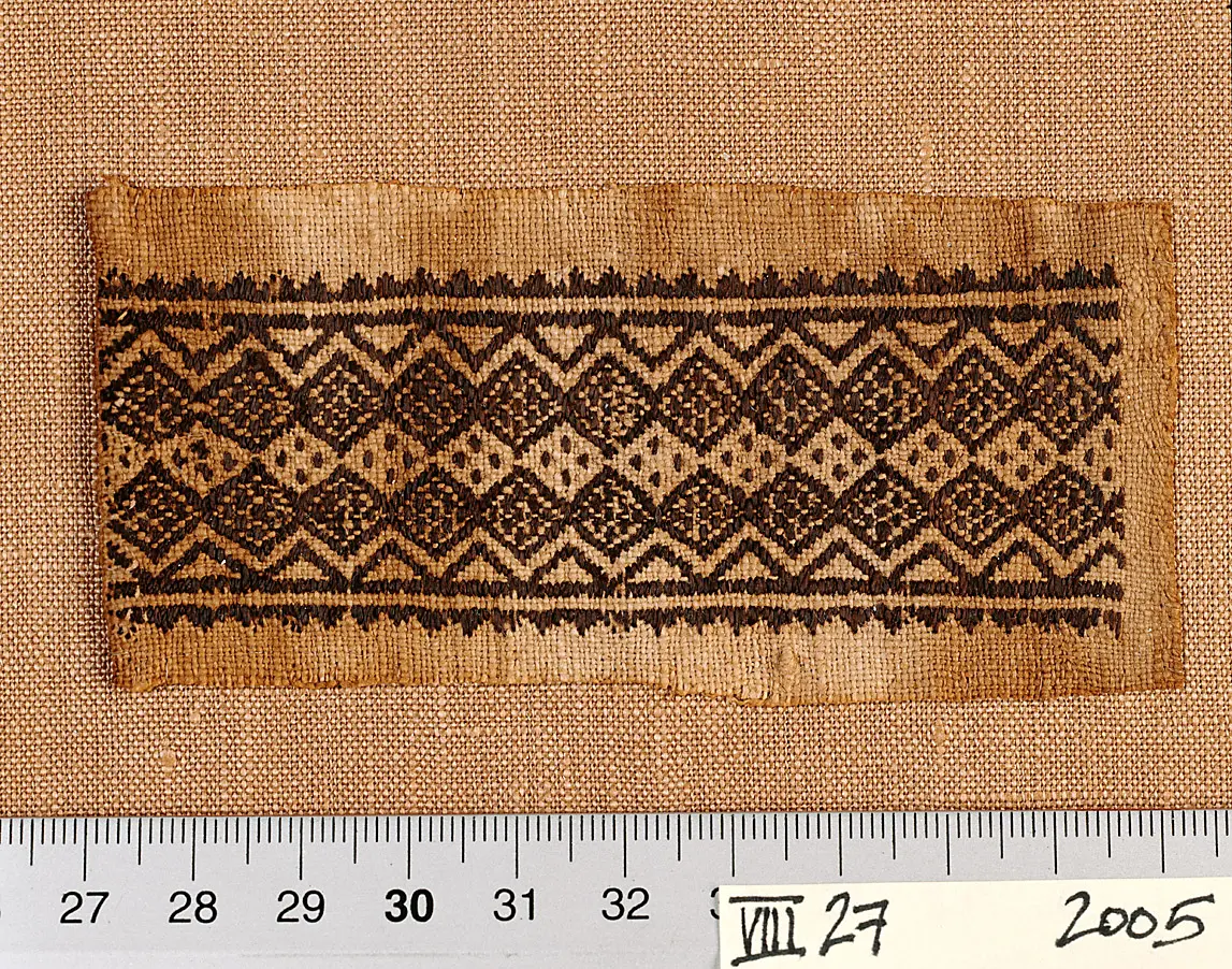 Leinenfragment mit Verzierung