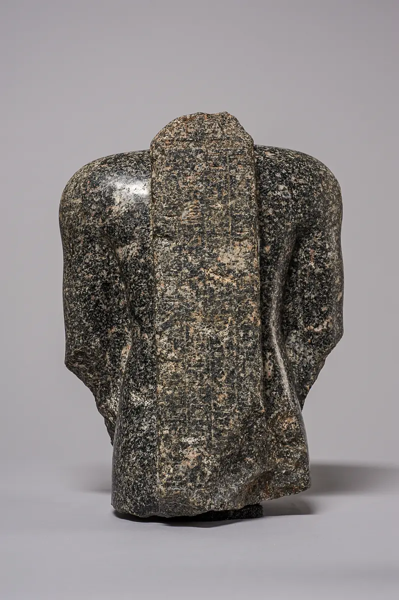 Torso einer stehenden (naophoren) Statue des Tsai-an-em-her-imu