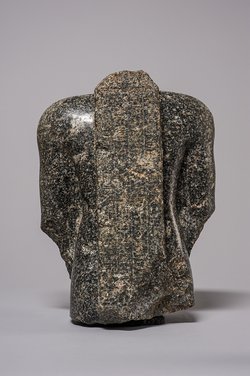 Torso einer stehenden (naophoren) Statue des Tsai-an-em-her-imu