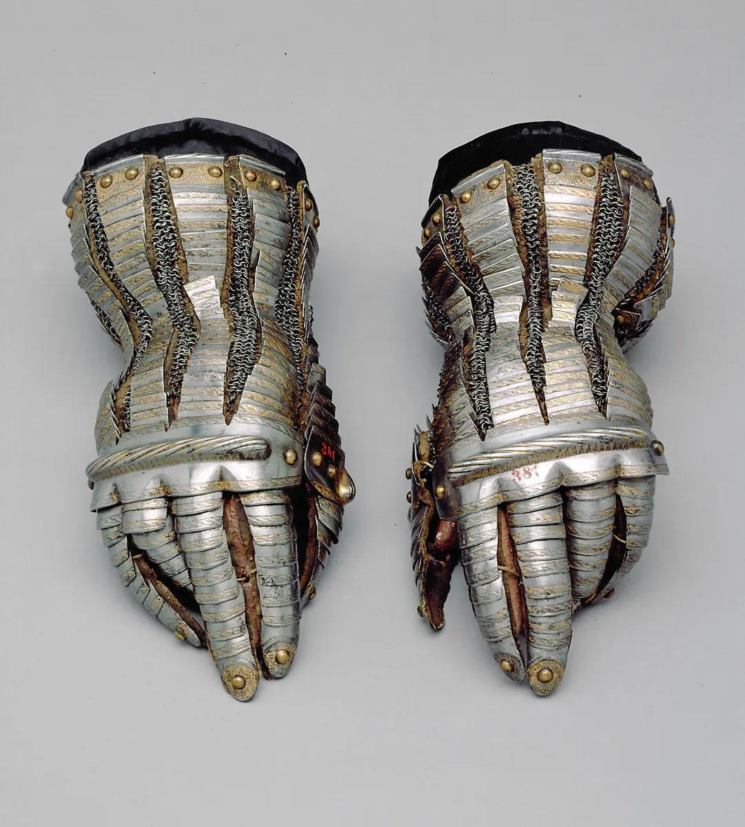 Korazzin-Handschuhe der “Tunis-Garnitur”