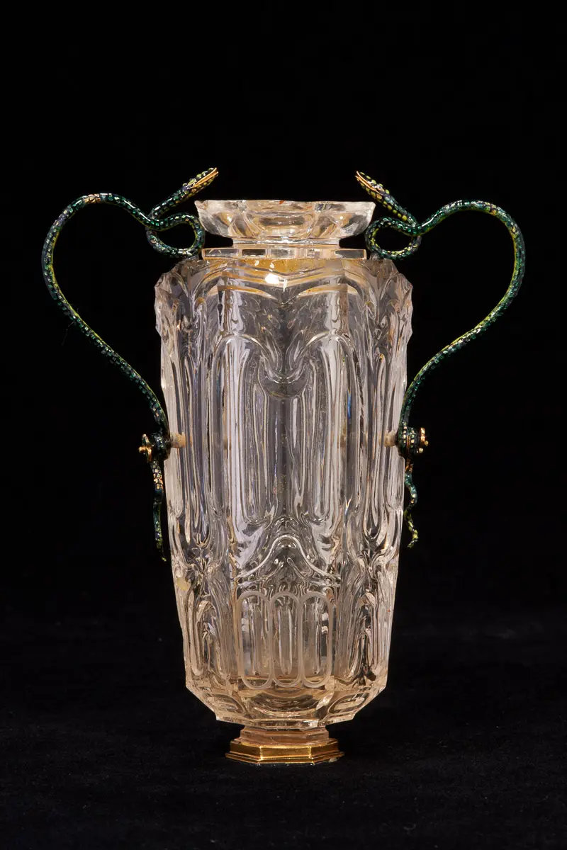 Kleine Vase mit Schlangenhenkeln