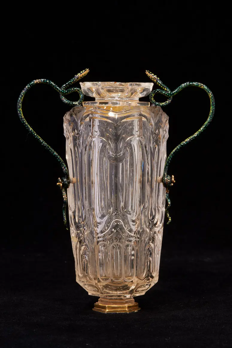 Kleine Vase mit Schlangenhenkeln