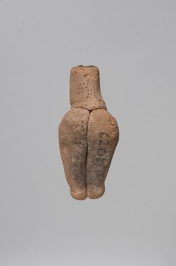 Figur einer sitzenden Frau