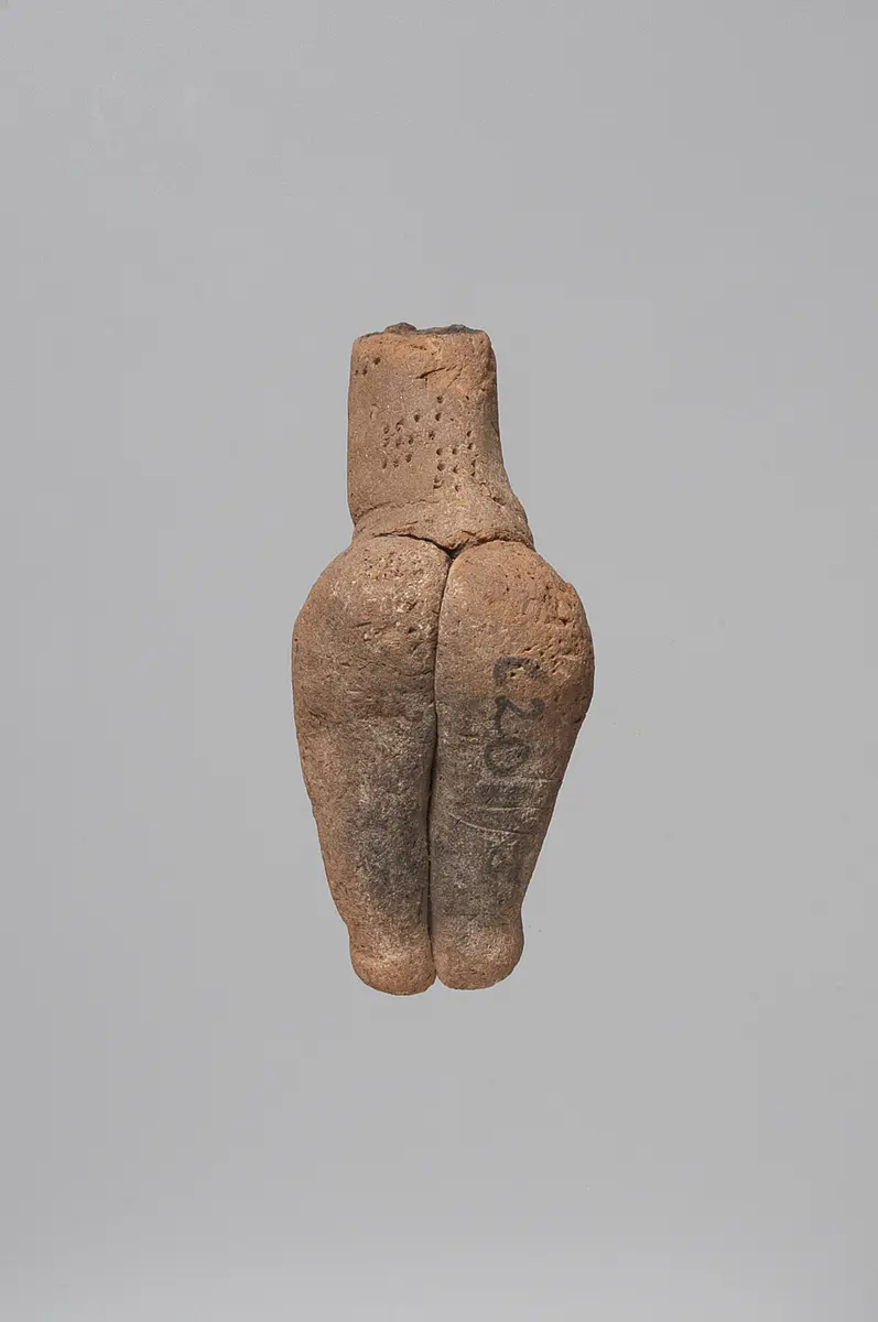 Figur einer sitzenden Frau