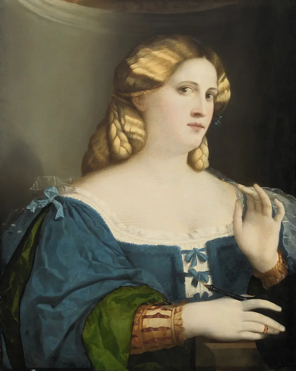 Junge Frau in blauem Kleid mit Fächer