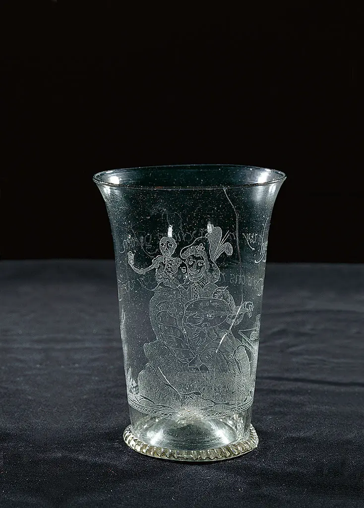 Becher mit Lautenspieler, junger Frau und Tod (Vanitas)