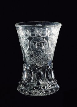 Becher mit Hochschnittdekor und tiefgeschnittenen allegorischen Szenen