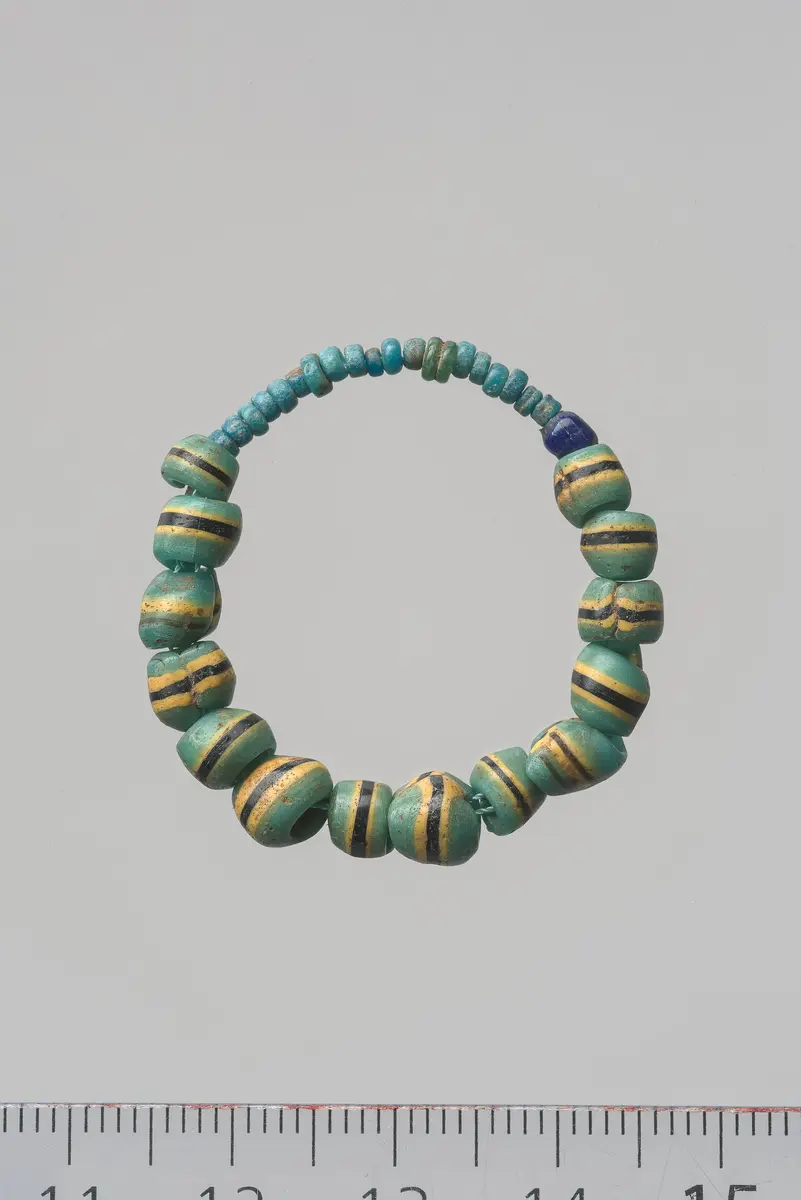 Kleine Kette aus Glasperlen